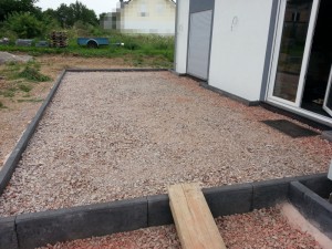 Schotterbett auf Terrasse verdichtet