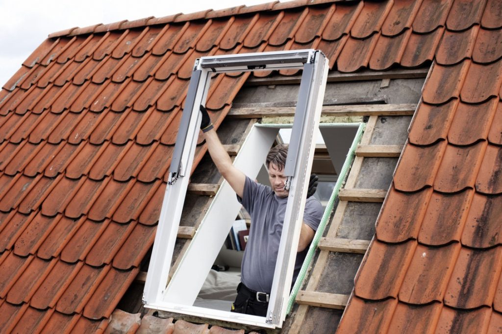 Rahmen für das Dachfenster setzten