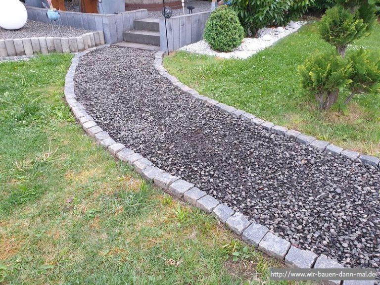 Neuanlage eines Gehwegs im Garten mit Basaltsteinen und Andesit › Wir