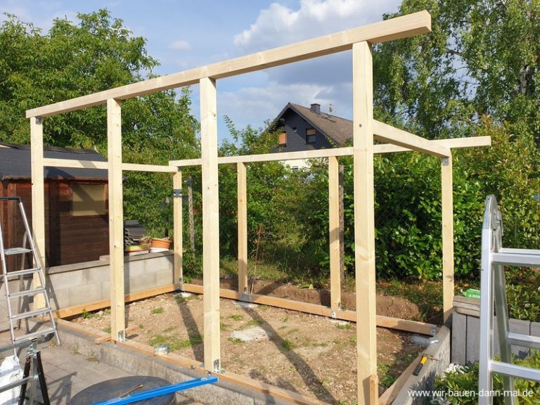 Projekt Gartenhaus Holzständerwerk und Dachstuhl wird aufgebaut › Wir