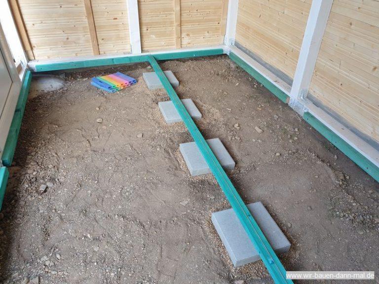 Das Gartenhaus bekommt einen Fußboden und die letze Außenwand › Wir