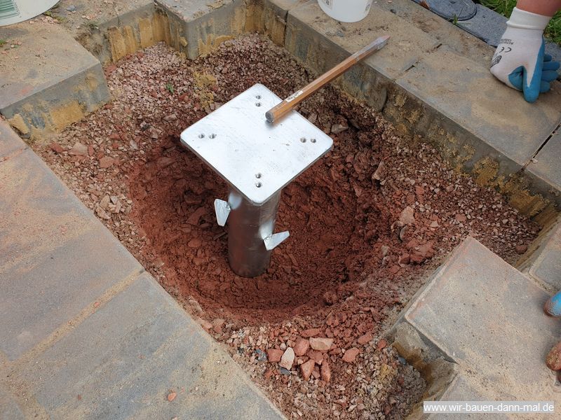 Eine einbetonierte Bodenplatte auf der Terrasse für den Sonnenschirm › Wir  bauen dann mal ein Haus