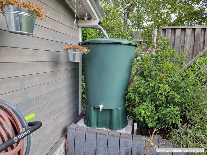 Wasser vom Dach Gartenhauses sammeln - Regenwasser für die Blumen